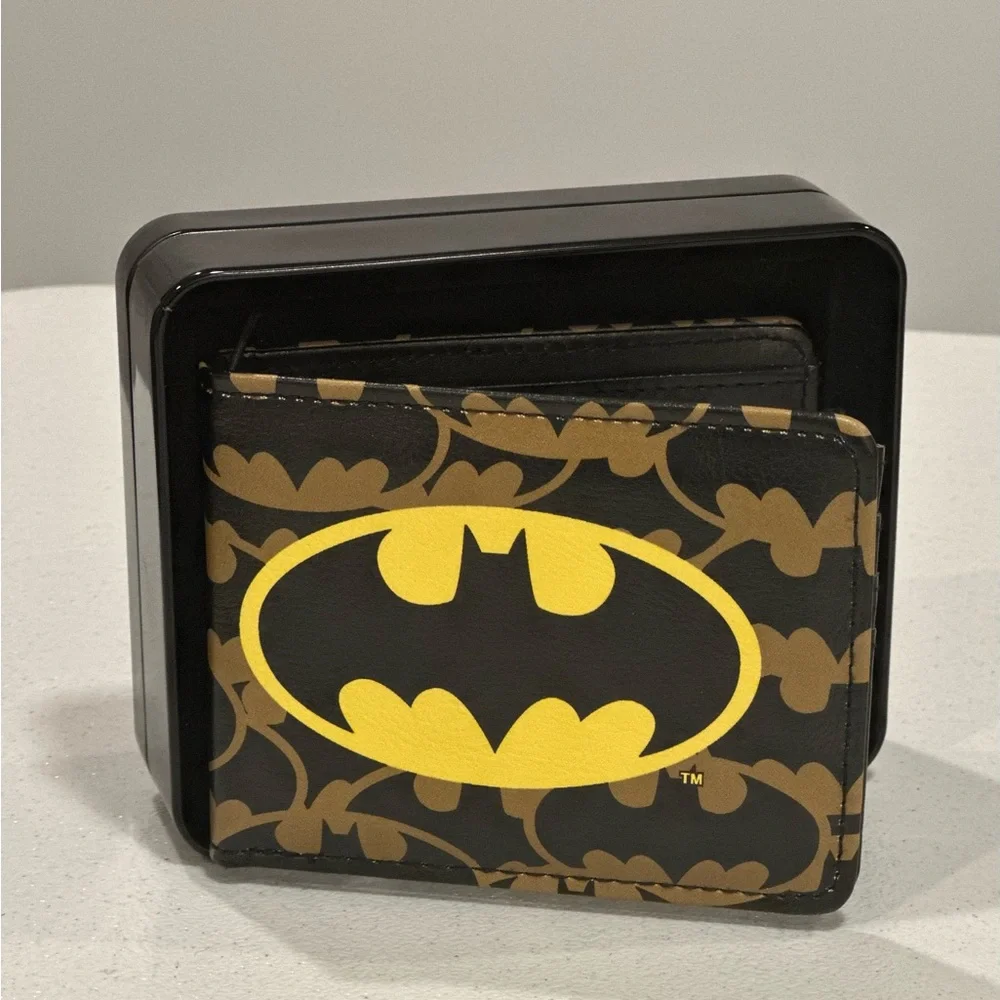 New D.C. Comics Batman Bifold Wallet / BATMAN “THE BAT SIGNAL” - Case Included